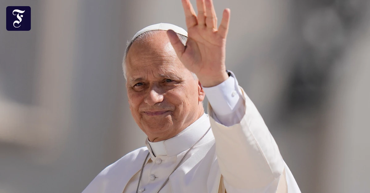 Nach Generalaudienz: Papst Leo hilft kollabiertem Mann auf dem Petersplatz