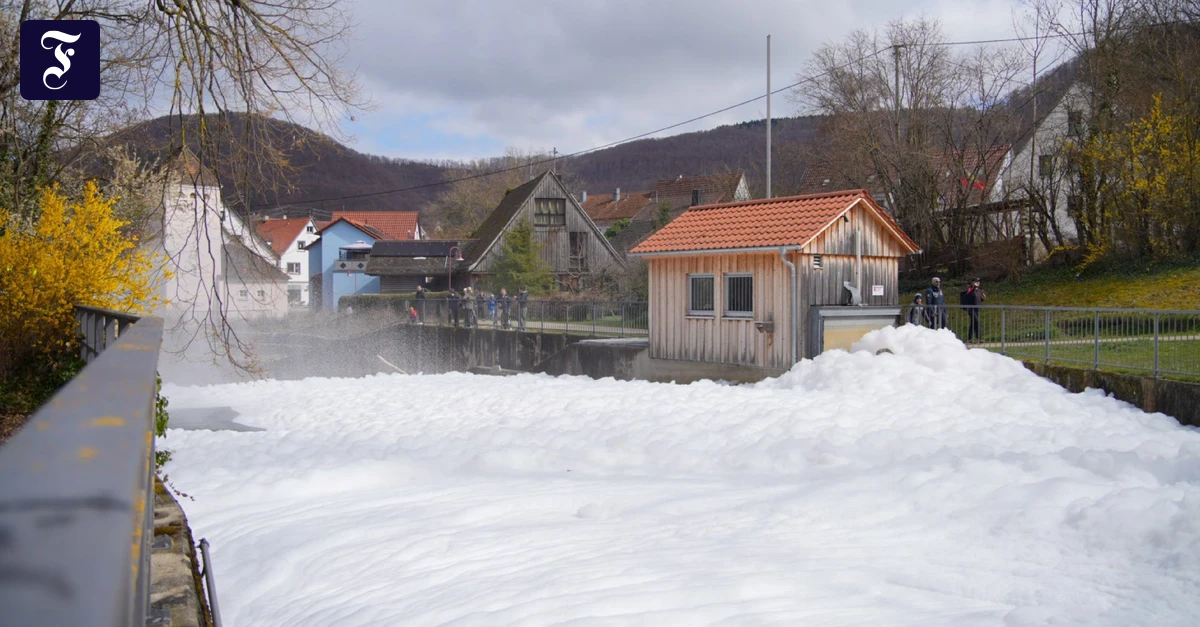 Baden-Württemberg: Feuerwehr in Bad Ditzingen kämpft gegen Schaumteppich