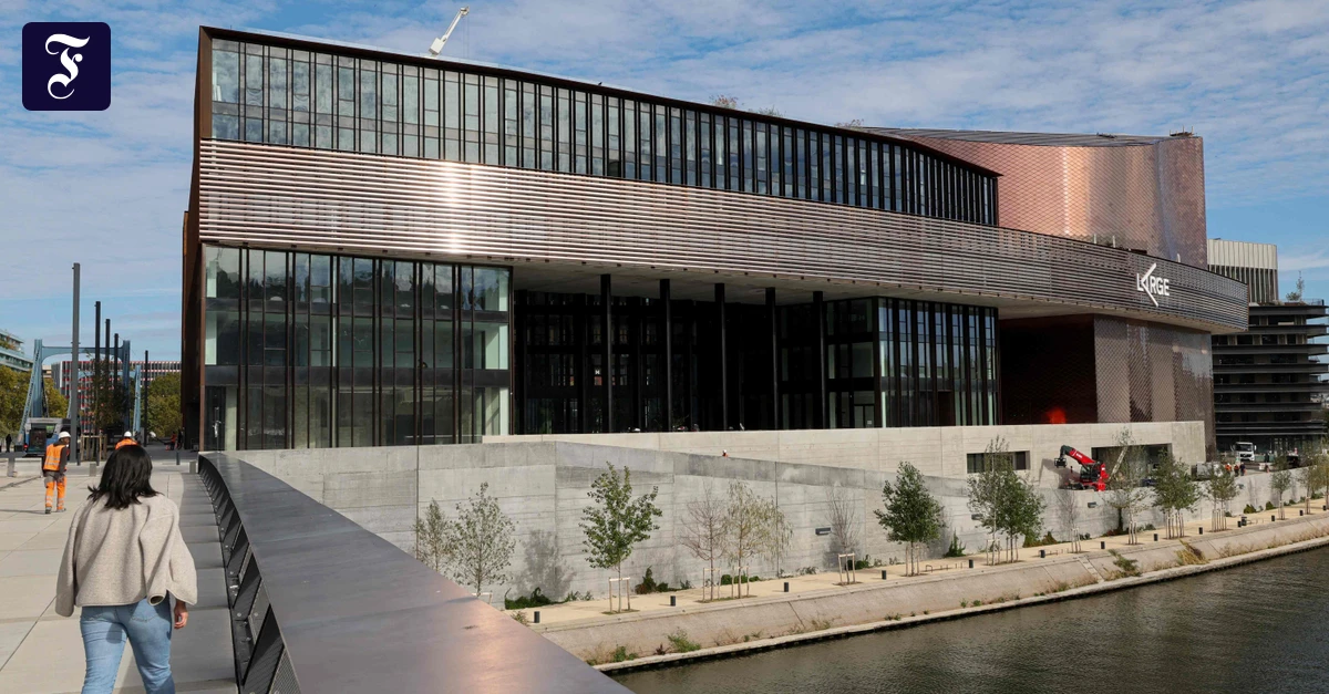 Paris Cultural Center: All wheels stand still