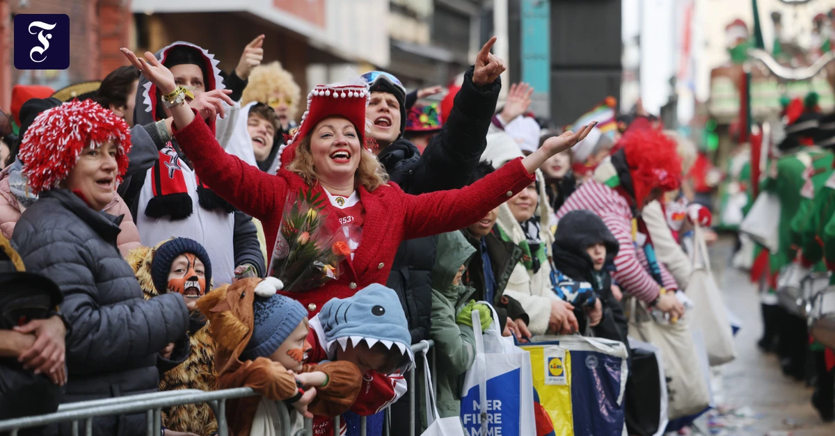 Straßenkarneval: Rosenmontagszüge rollen durch Köln, Düsseldorf und Mainz