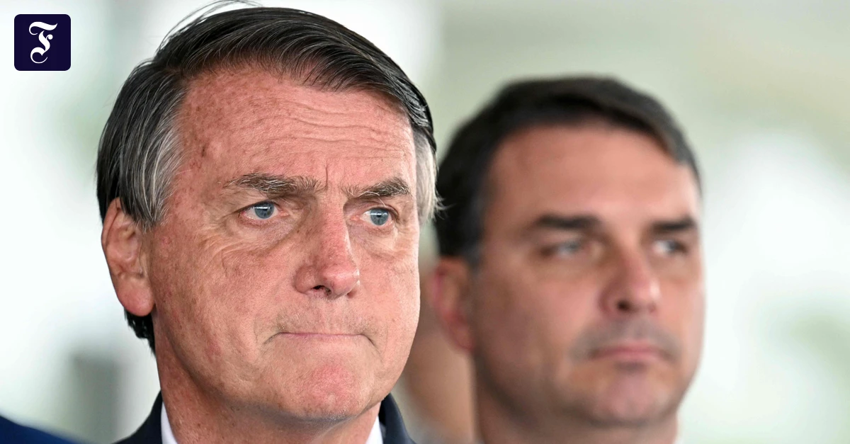 unter Auflagen: Flávio Bolsonaro darf seinen Vater im Hausarrest besuchen