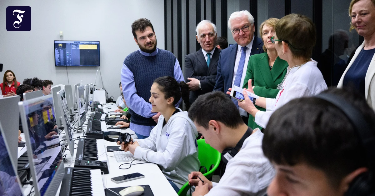 Moderne-Bildung-Kreativ-mit-Technik-lernen