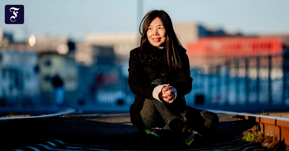 Ausstellung im Montez: Eun‑Joo Shin feiert mit 30 Selbstbildnissen