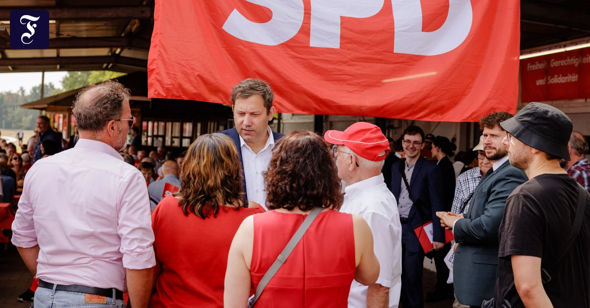 Membri della SPD discutono durante un incontro a Haßloch, con riferimenti storici e tensioni interne