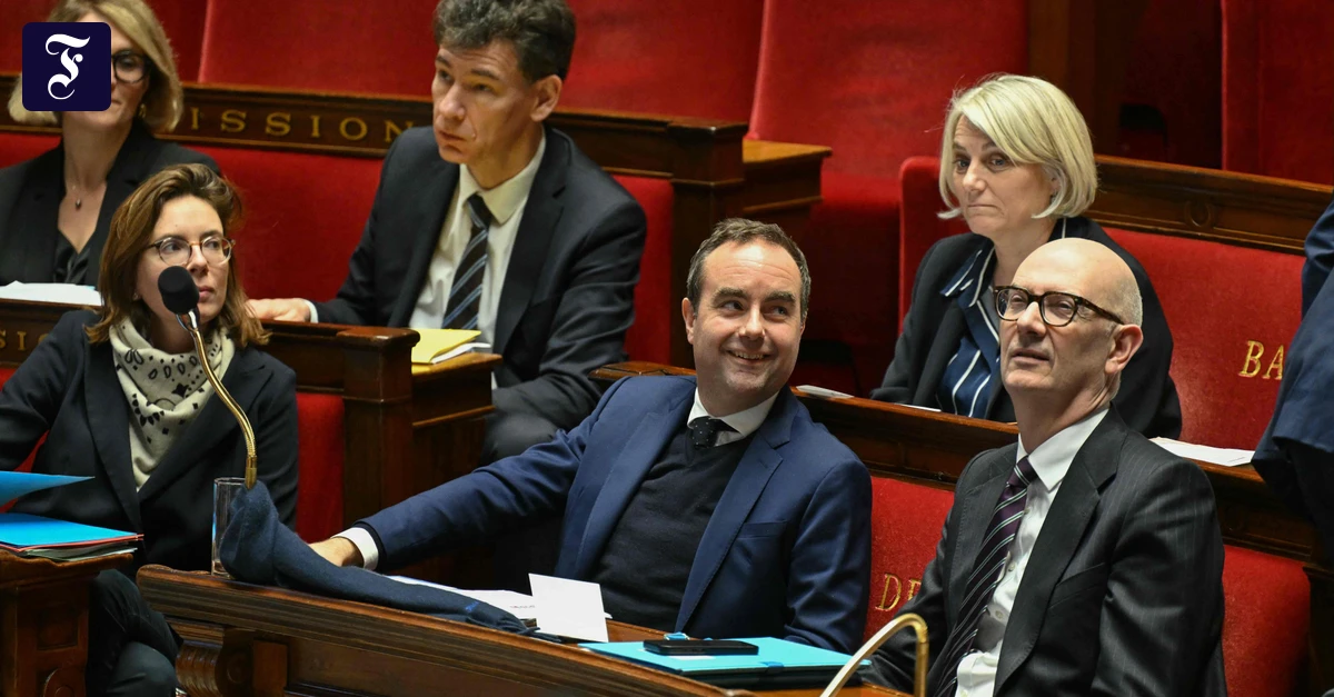 Budgetstreit-in-Frankreich-Frankreich-bersteht-Misstrauensvotum-und-beschlie-t-Haushalt