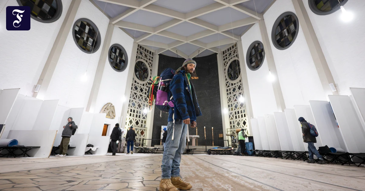 Übernachten im Winter: Feldbetten in der Kirche regelmäßig belegt