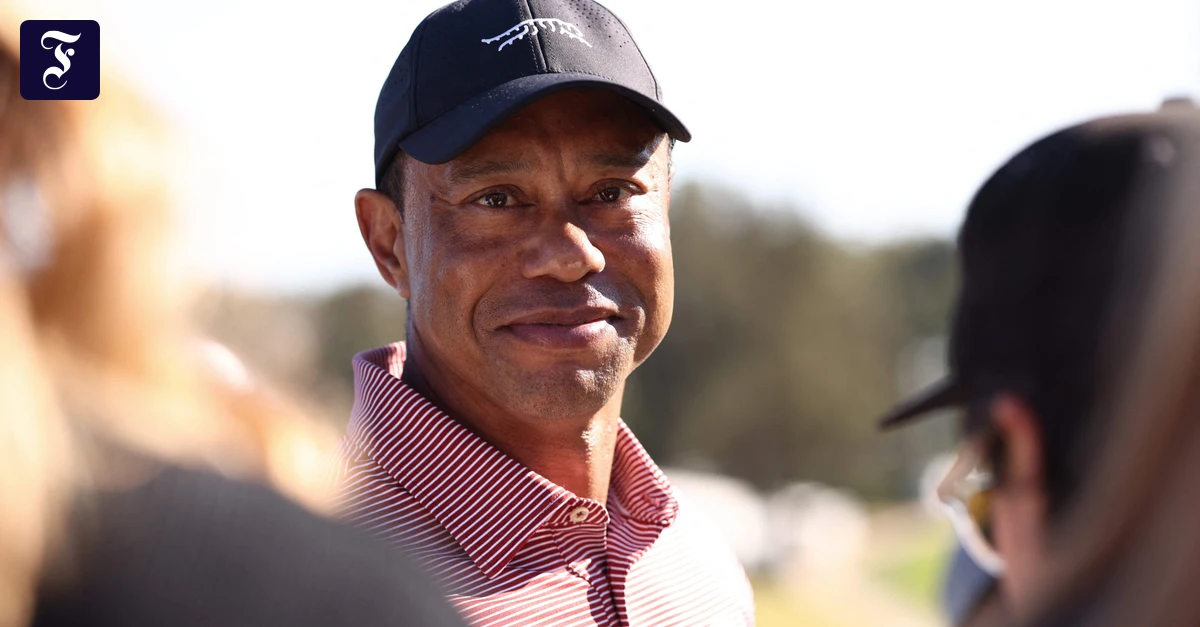 Comeback in der Halle: Golflegende Tiger Woods schlägt wieder ab