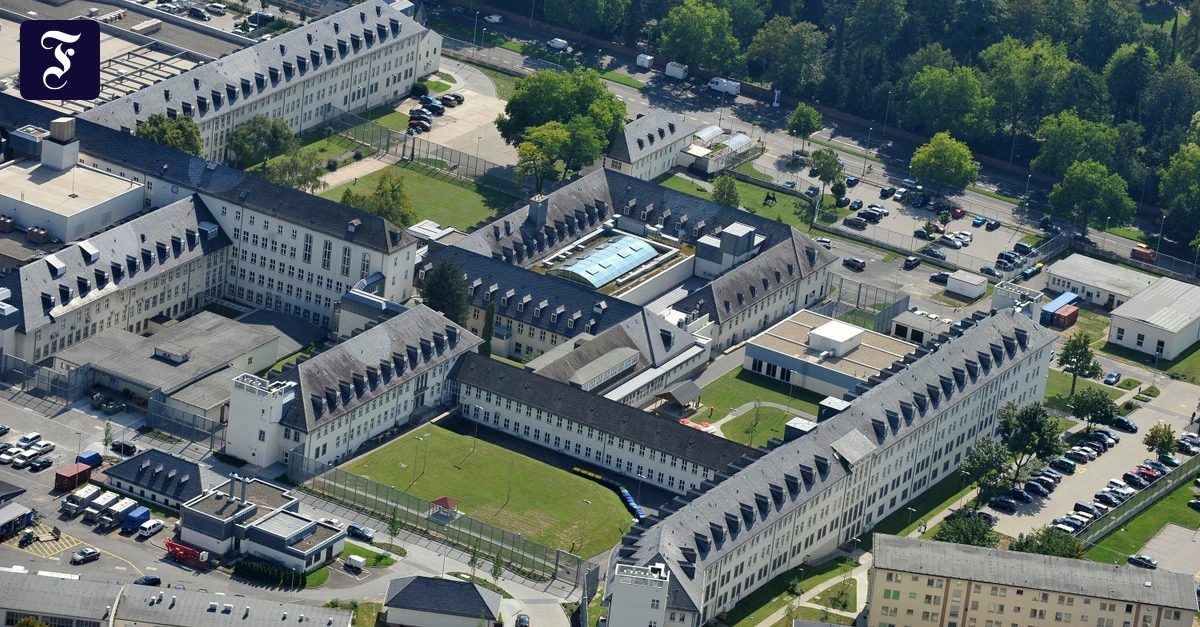 US-Generalkonsulat-Hinter-dem-Zaun-geht-es-in-die-Neue-Welt