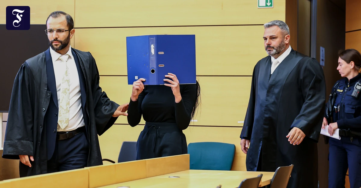 Über 240.000 Euro: Prostituierte erpresst Priester mit Nacktfotos