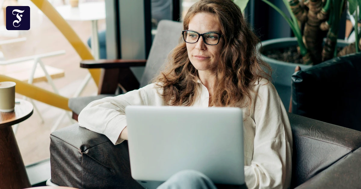 These 20 prompts professional writers should know for Claude in Microsoft ...