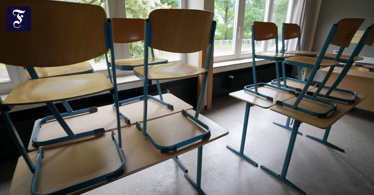 Verbeamtete Pädagogin: 17 Jahre krankgeschriebene Lehrerin klagt gegen Versetzung in Ruhestand