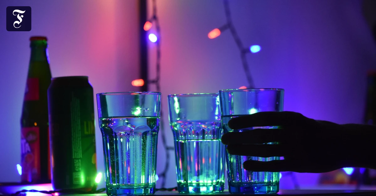 K-o-Tropfen-Das-schwarze-Loch-im-Glas