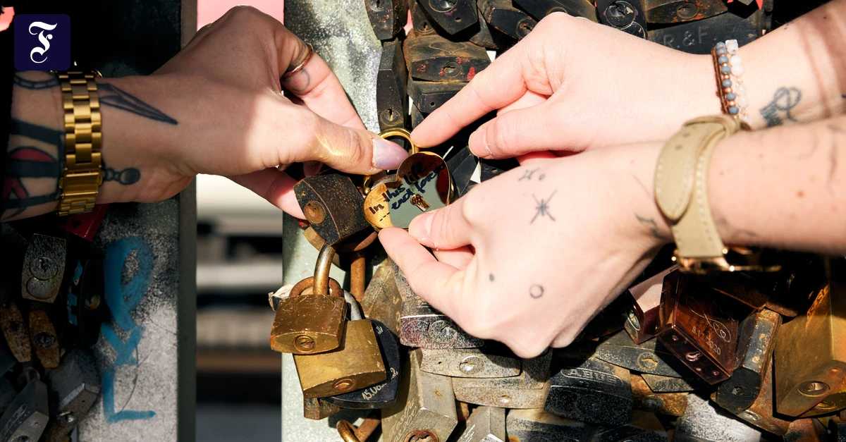 Auf der Brücke: Wo Liebe beschlossen wird