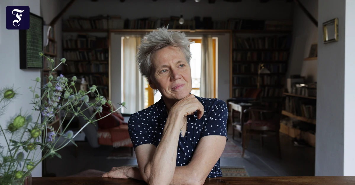 Η συγγραφέας Esther Kinsky γίνεται 70 ετών