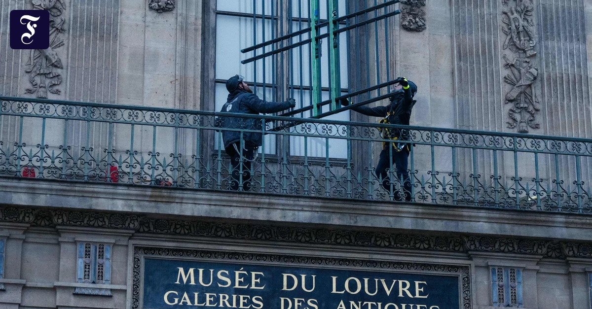Nach-Juwelendiebstahl-Louvre-sichert-Einbruchsfenster-mit-Gittern