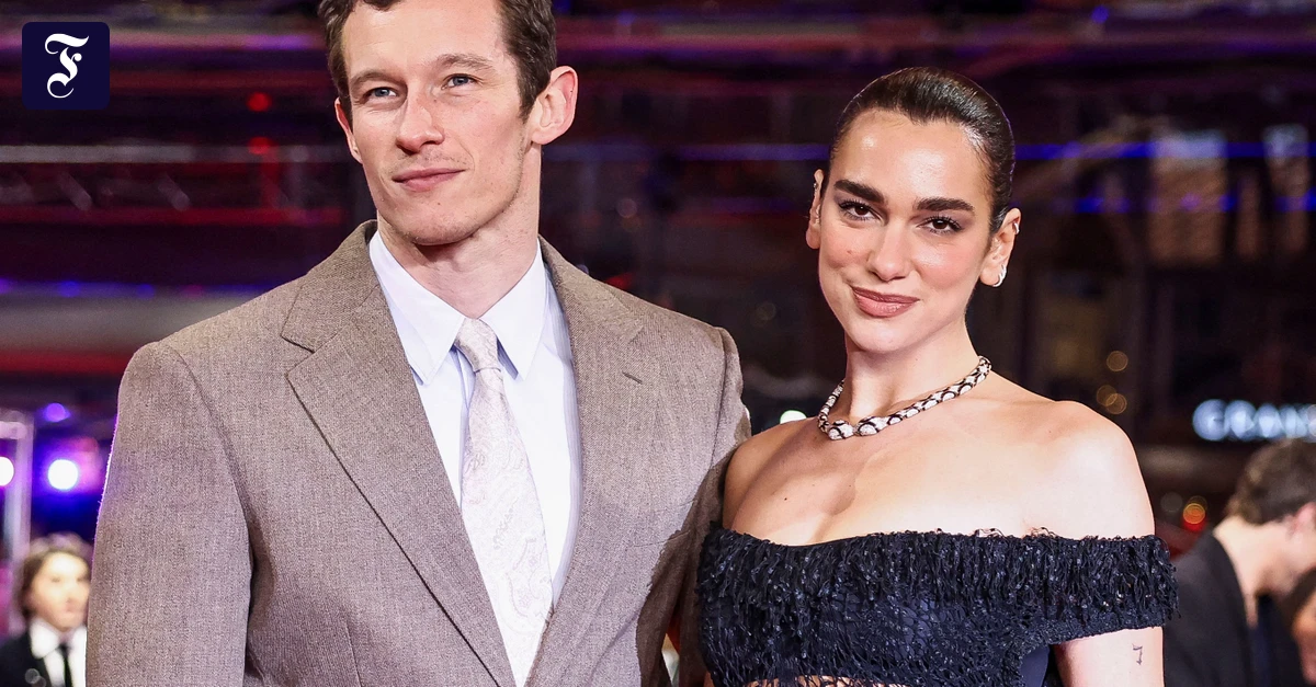 Auftritt auf Berlinale: Dua Lipa turtelt mit ihrem Verlobten Callum Turner