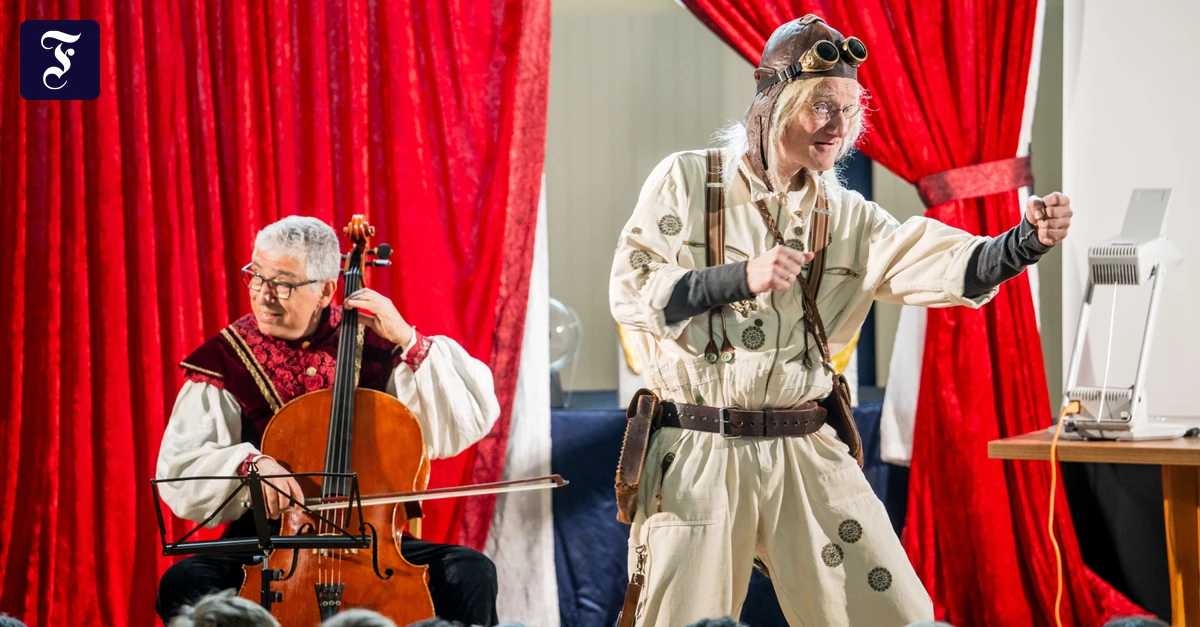 Kaamel Salah-Eldin và Christoph Ullrich giúp học sinh trường Diesterwegschule tại Frankfurt tiếp cận âm nhạc Beethoven một cách vui nhộn. (Ảnh: FAZ.NET)