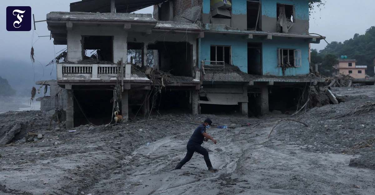 Mud hampers rescue efforts after flash flood in Nepal