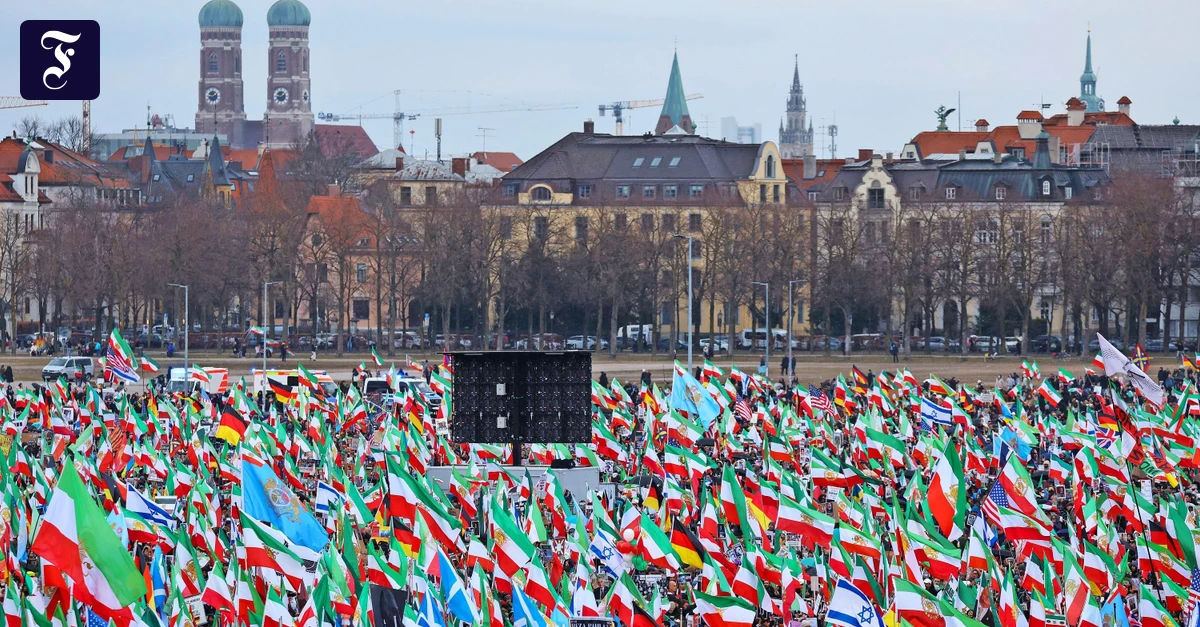 PRotest in München: Pahlavis großer Auftritt