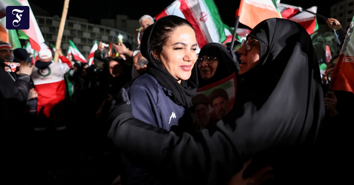 Nach Asienmeisterschaft: Irans Fußballerinnen mit Jubel und Blumen empfangen