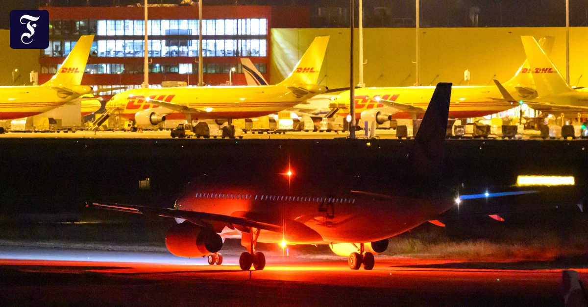 Ein Flugzeug wird Mitte Juni auf dem Flughafen Leipzig/Halle für einen Abschiebeflug vorbereitet. (Ảnh: FAZ.NET)
