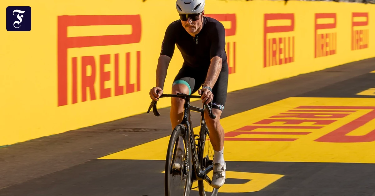 Valtteri Bottas cycled 430 kilometers from Malaysia to Singapore