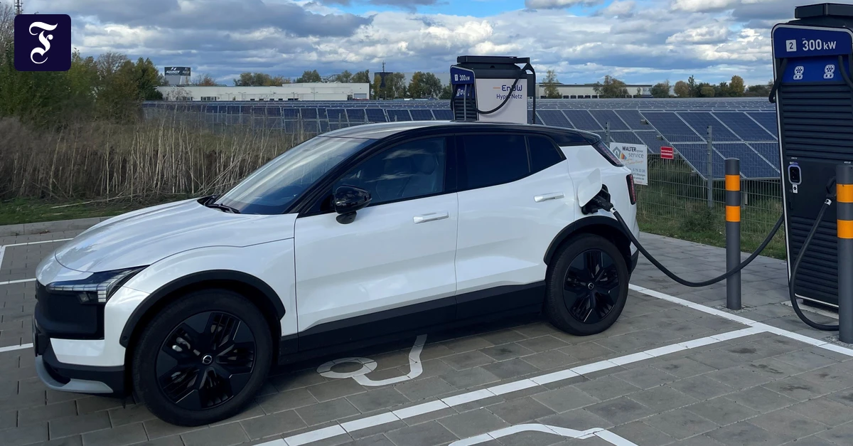 Fahrbericht Volvo EX 30 CC: Fährt schneller, als er lädt