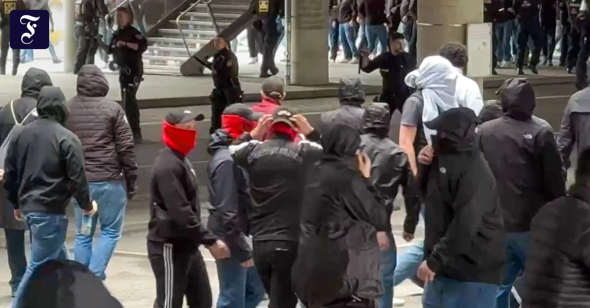 Randale in Bundesliga: Massenschl&auml;gerei vor FC Bayern gegen VfB Stuttgart