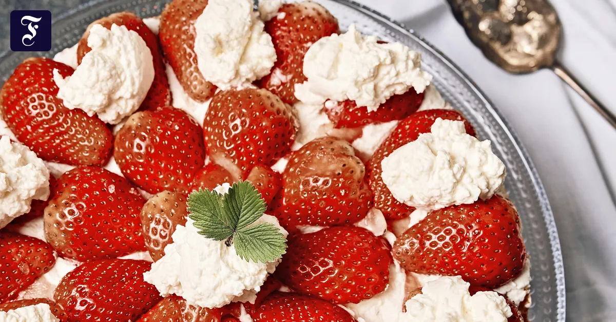 Biskuitboden Rezept: Emmis fluffiger Klassiker mit Erdbeeren und Sahne