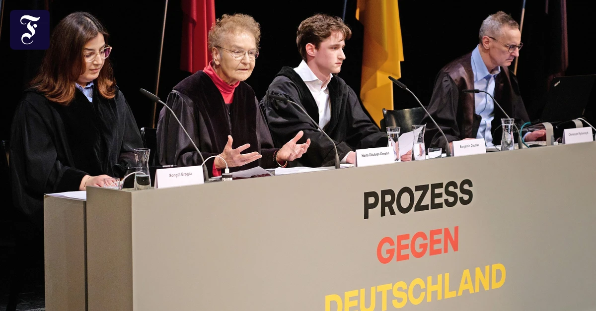 AfDVerbot im Thalia Milo Raus "Prozess gegen Deutschland" FAZ