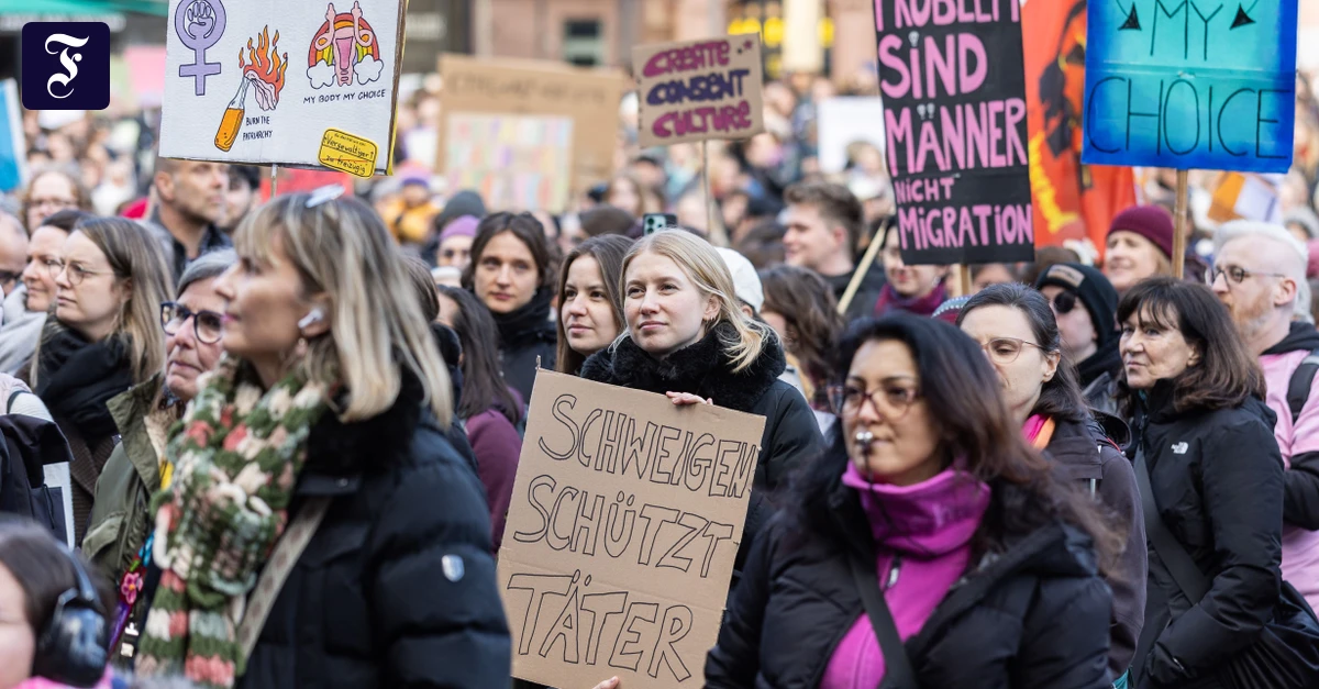 Protest auf dem Römerberg: „Jede Frau kennt ein Opfer, aber kein Mann einen Täter“