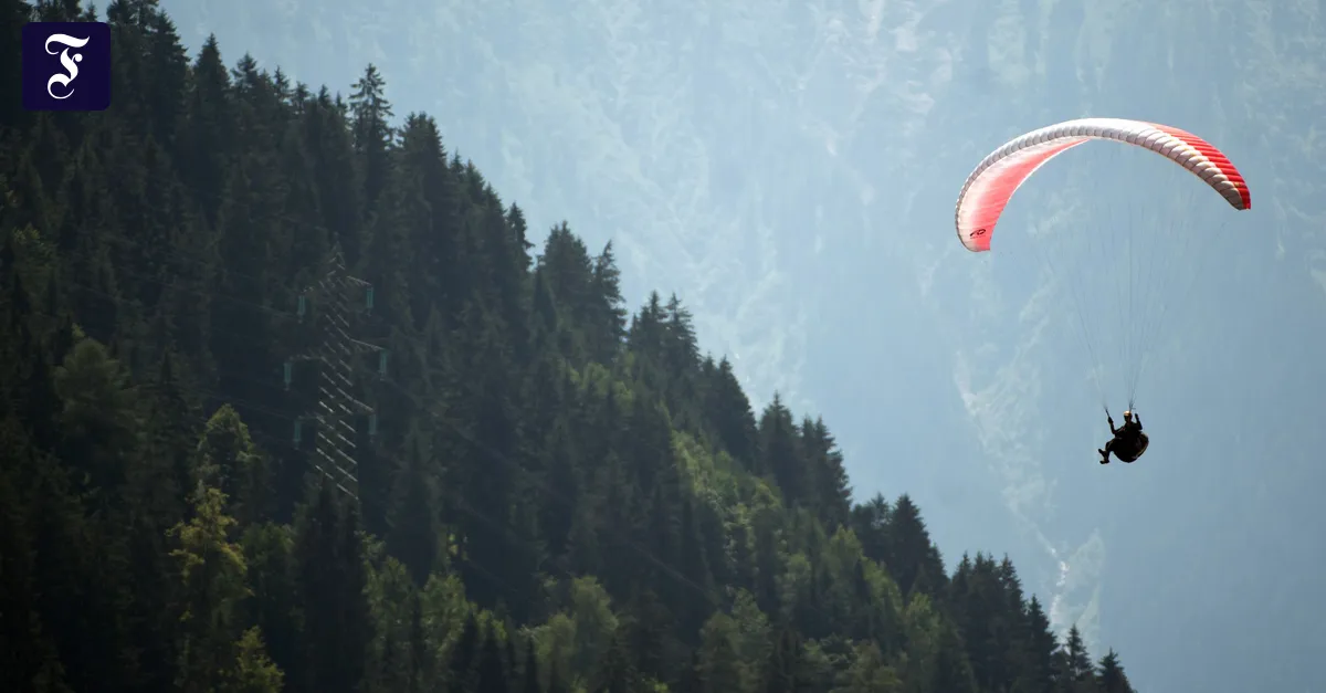Cessna zerfetzt Gleitschirm: Paragliderin überlebt knapp