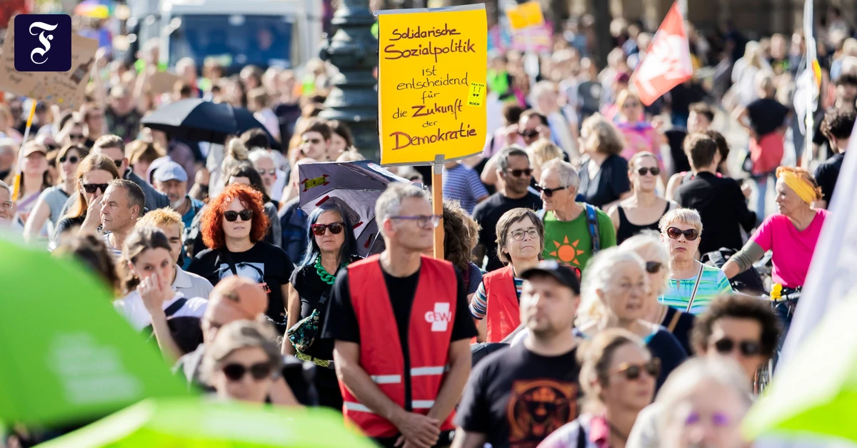 Demonstranten in Berlin demonstrieren gegen Rechtsextremismus und die AfD, während Polizei die Teilnehmerzahl erfasst
