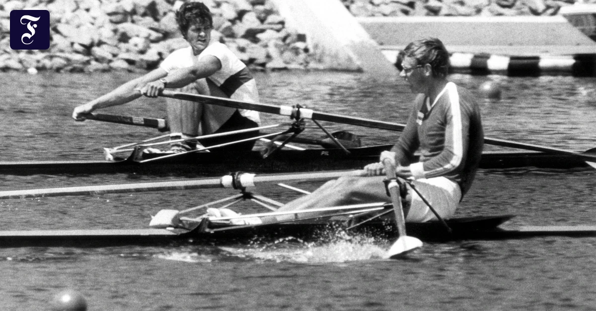 Thảm bại của thể thao Tây Đức trước Đông Đức tại Olympic 1976 được thể hiện qua Peter-Michael Kolbe (phía sau) bị vận động viên Phần Lan Pertti Karppinen vượt qua trong cuộc tranh đấu kịch tính giành huy chương vàng tại Thế vận hội Mùa hè Montreal. (Ảnh: FAZ.NET)
