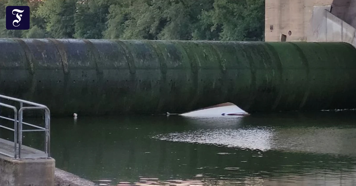 Frankfurt-Griesheim: Junge Männer stehlen Sportboot und gehen unter