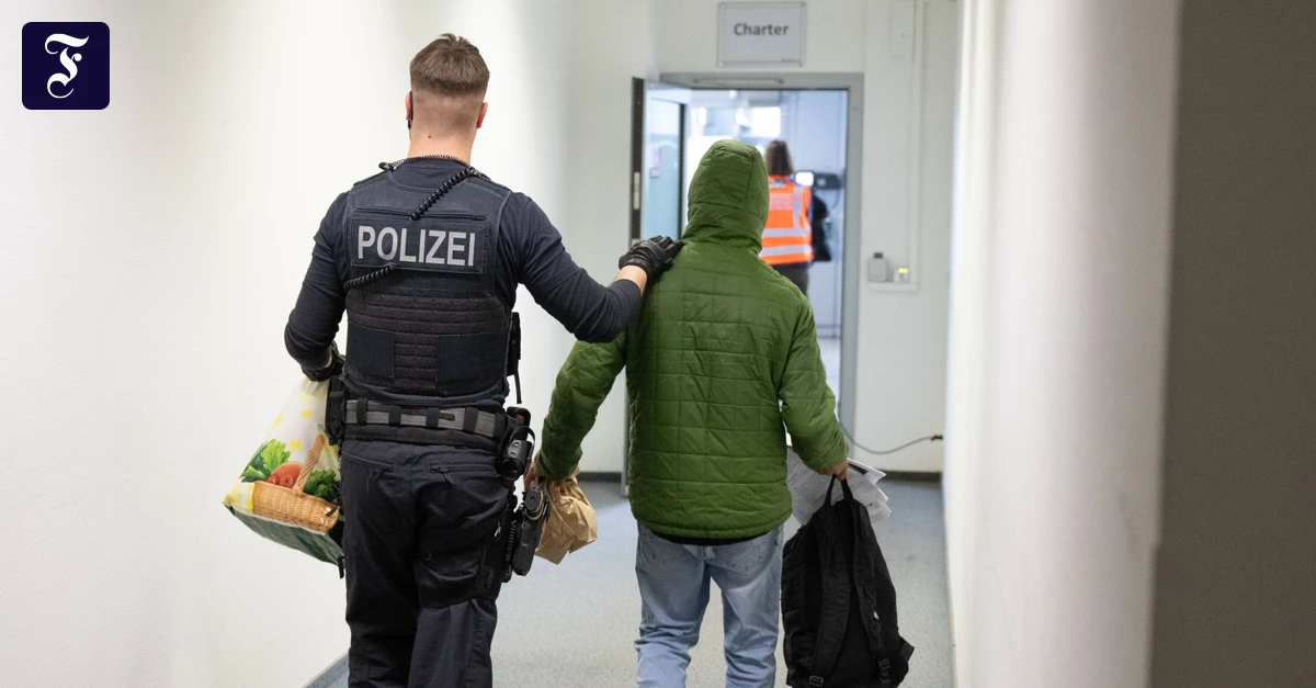 Pr-mien-f-r-R-ckkehrer-Poseck-f-r-regelm-ige-Abschiebefl-ge-nach-Syrien
