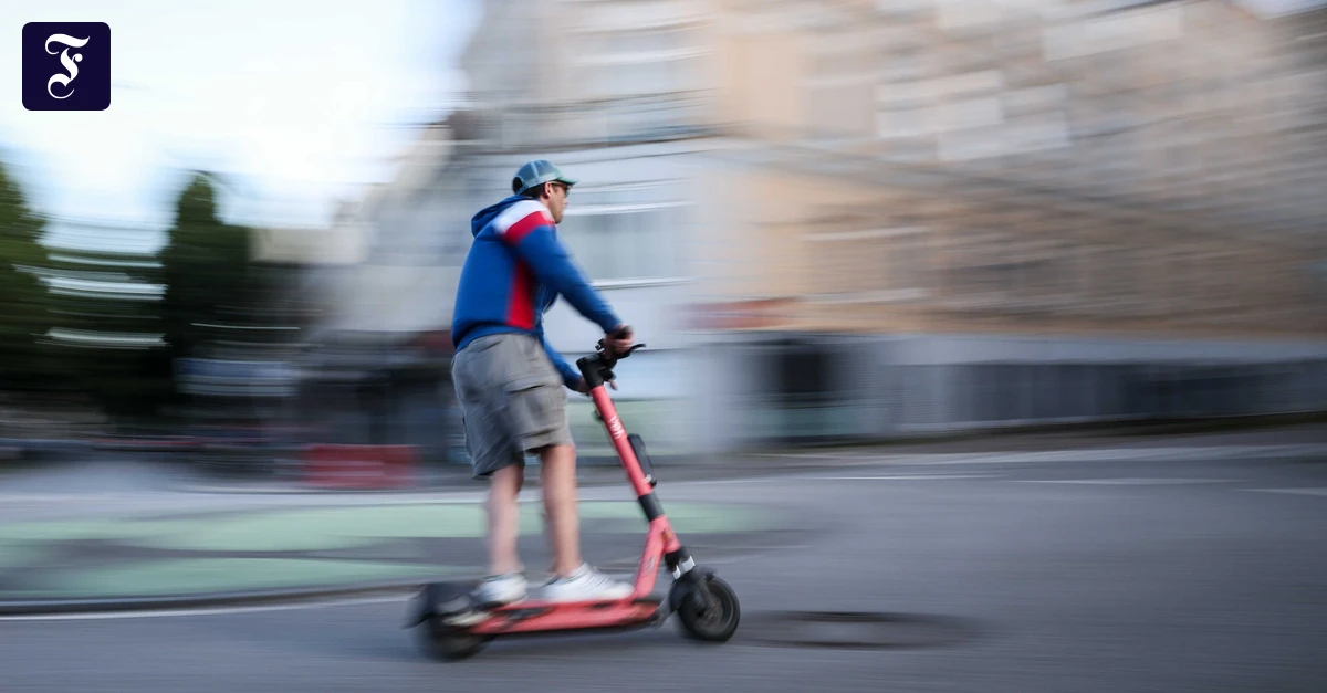 Bitte ohne Promille: Ein Mann ist auf einem E-Scooter unterwegs. (Ảnh: FAZ.NET)
