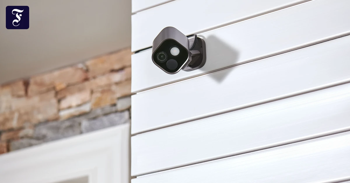 テスト中の Aqara と Arlo の 2 台の新しい監視カメラ。人は夜を昼に変えます。