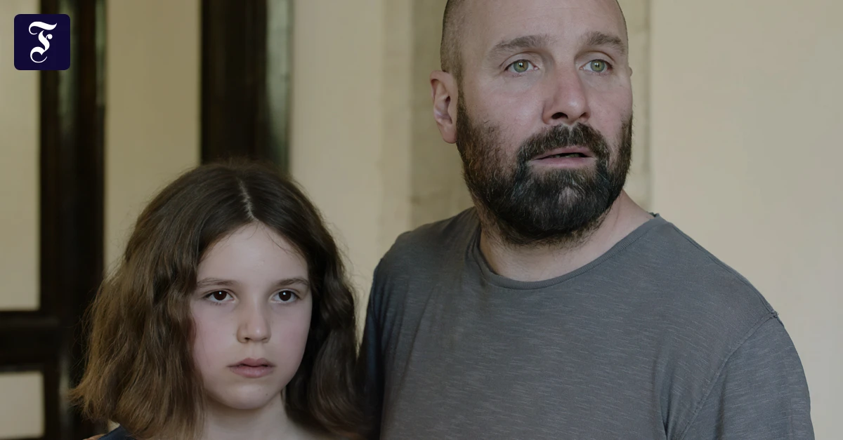 Film „Ein Haus in Jerusalem“: Im Bus sitzt unbegleitet ein Mädchen