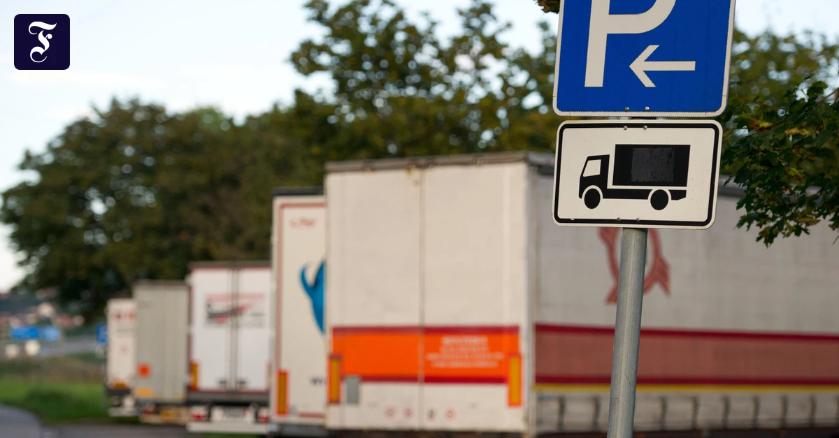 Lastwagenfahrer überrascht: Wenn Polizisten mit Geschenktüten aufwarten