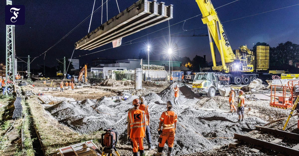 Neubau einer Bahnstrecke: 58 Tonnen schweben am Haken durch die Nacht