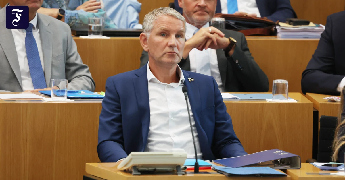 Misstrauensvotum: Höcke auf dem Kirmes-Karussell