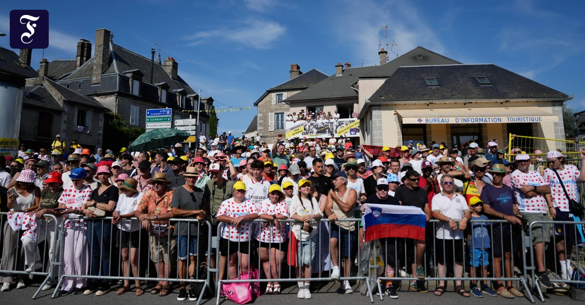 Tour-de-France-Pressewagen-f-hrt-in-Absperrung-acht-Menschen-verletzt