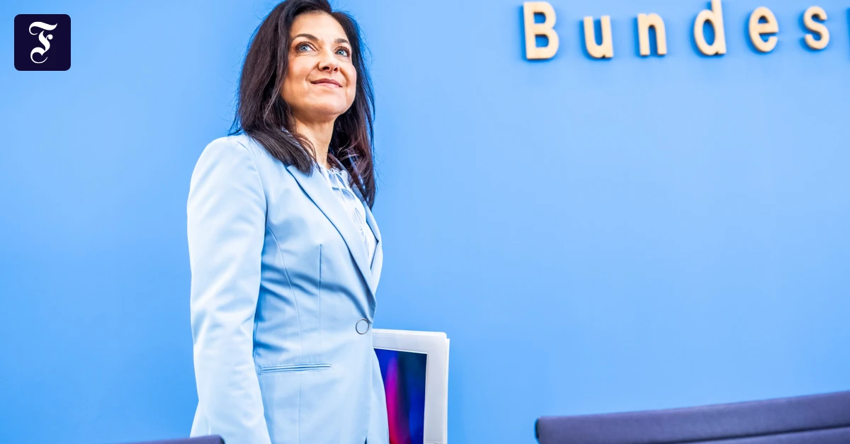 Wegen Iran-Krieg: Bundesregierung halbiert Wachstumsprognose