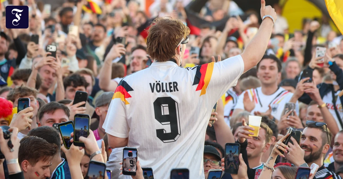 Fu-ballmode-Der-neue-Trend-zum-Deutschlandtrikot-ein-Ausdruck-des-Rechtsrucks-