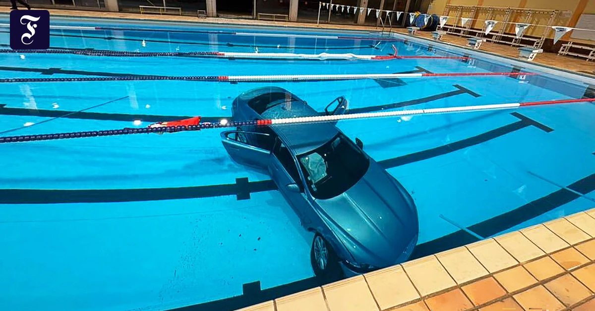 S-dfrankreich-Frau-f-hrt-aus-Versehen-in-Hallenbadbecken