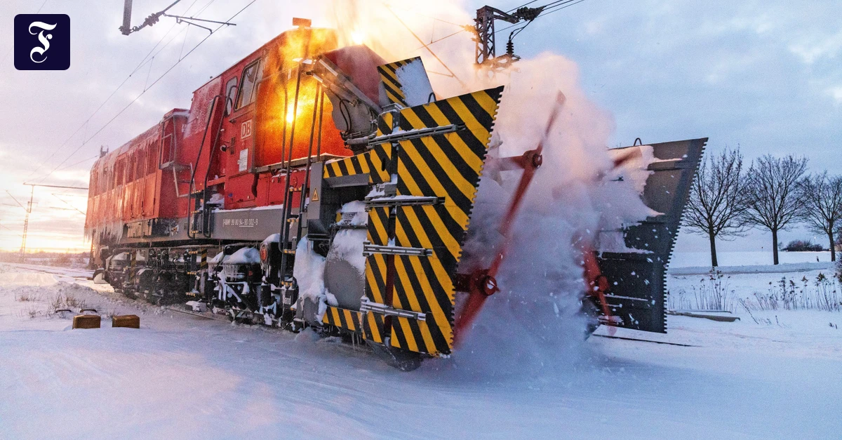 Schneepflug-f-r-die-Bahn-Schnee-im-R-ckzug