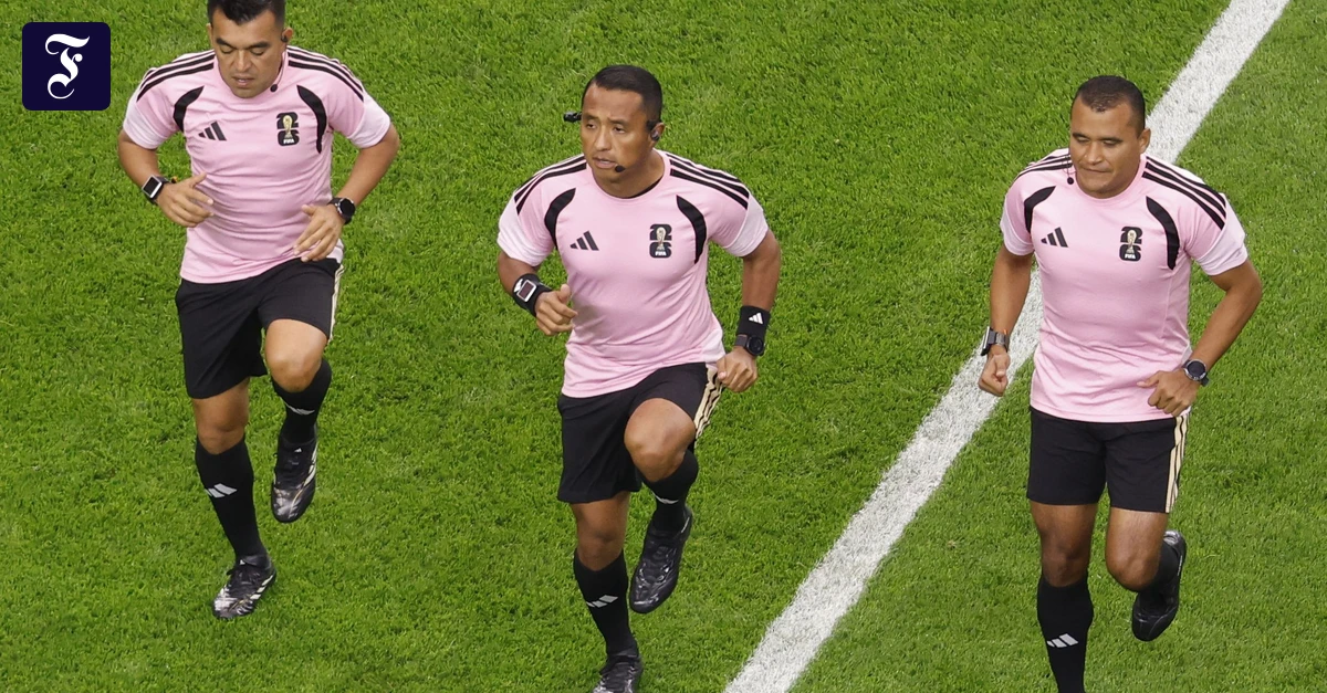 Aufwärmen in Rosa: Die Schiedsrichter vor dem Halbfinale zwischen Frankreich und Spanien in Dallas am Dienstag (Ảnh: FAZ.NET)