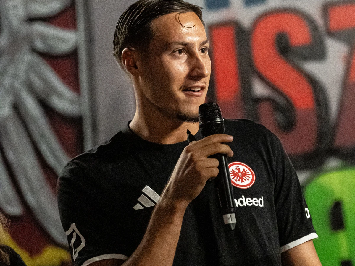 Bolzplatzliga: Hochgefühle unter der Brücke mit Younes Ebnoutalib