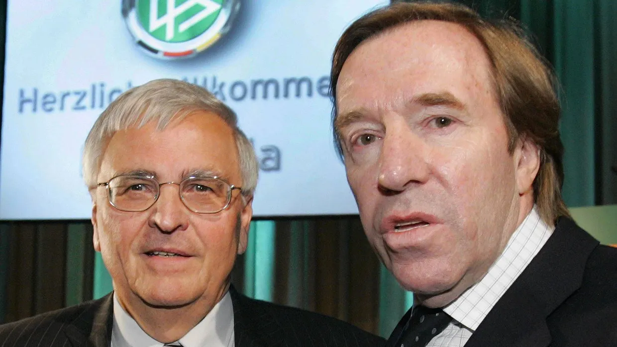 Der ehemalige DFB-Präsident Theo Zwanziger (l) und Fußball-Idol Günter Netzer bei einem Zusammentreffen im Jahr 2005 in Köln.